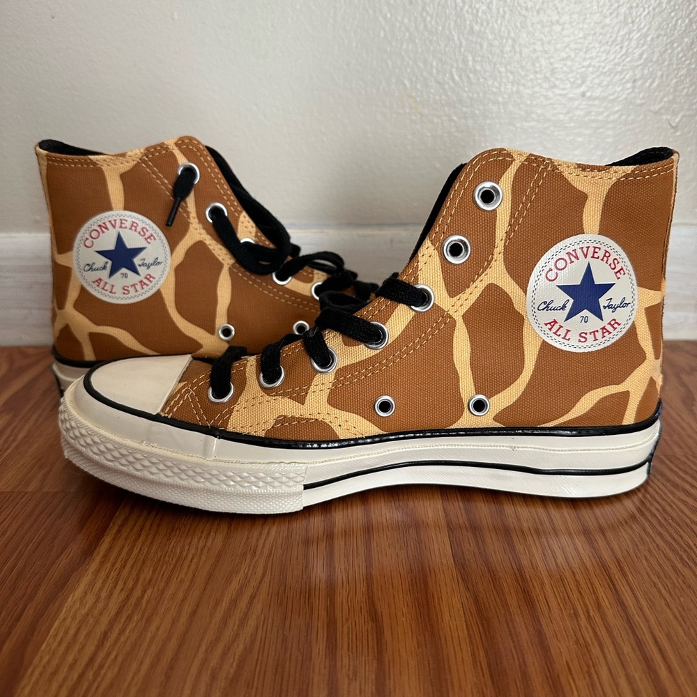 NWOT Giraffe Converse